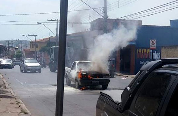 Caminhonete pegou fogo no meio da Rua Policenas Mascarenhas / Foto: Enviada via WhatsApp