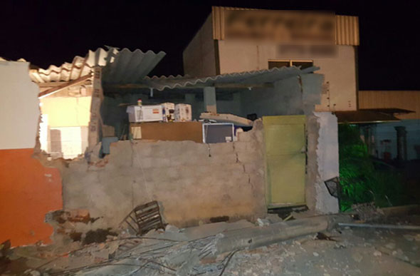 Muro de casa ficou destruído, após colisão / Foto: Enviada via WhatsApp