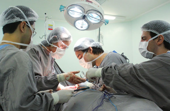 Médicos residentes durante cirurgia / Foto: PMSLC