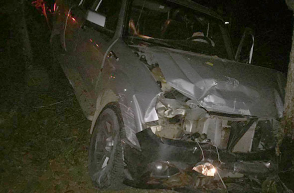 Veículo roubado ficou completamente danificado / Foto: Enviada via WhatsApp