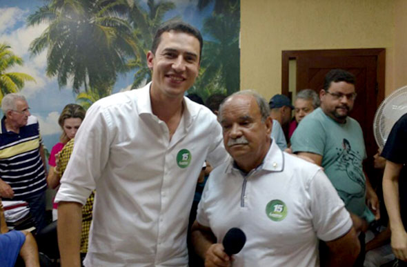 Douglas Melo e Leone Maciel durante a apuração dos votos nesse domingo (2) / Foto: SeteLagoas.com.br