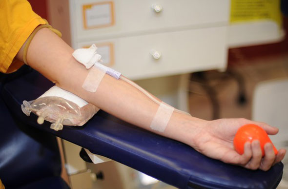 Uma série de regras foram estabelecidas para evitar que as doenças sejam transmitidas durante a transfusão de sangue / Foto: Divulgação/Inca