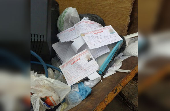 Documentos foram jogados no lixo por engano / Foto: Reprodução / Facebook 