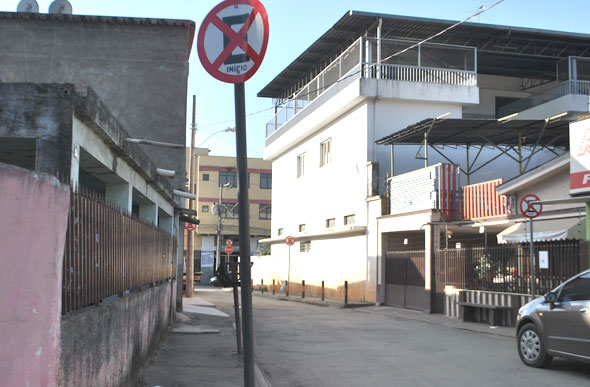 Além de ser mão única, é proibido parar e estacionar dos dois lados da via / Foto: Tatiane Guimarães