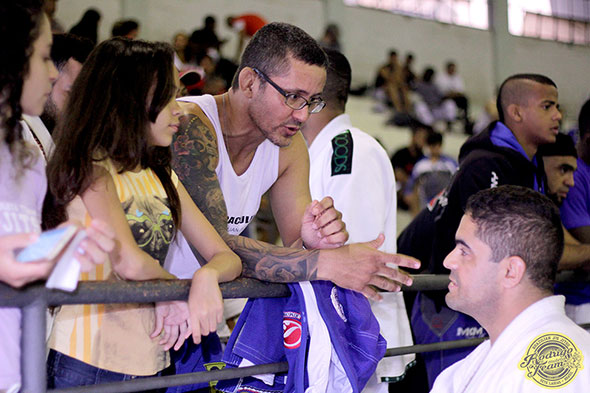 Professor Rodrigo Reis passa instruções para o atleta Daniel Araújo - Foto: Túlio Thales