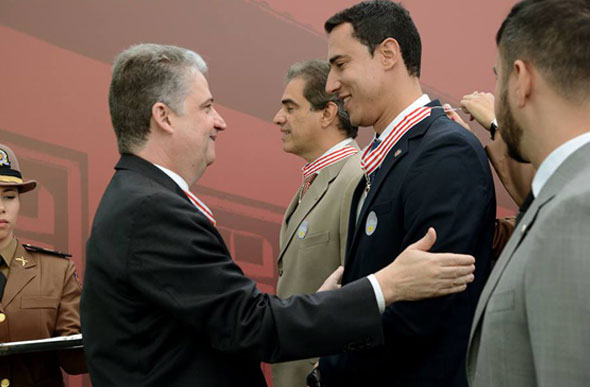 Douglas recebeu a medalha das mãos do Presidente da Assembleia Legislativa de Minas Gerais, deputado Adalclever Lopes / Foto: Ascom Dep. Douglas Melo