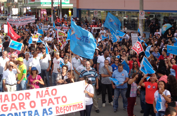 Manifestantes ocuparam parte da Avenida Antônio Olinto / Foto: Tatiane Guimarães