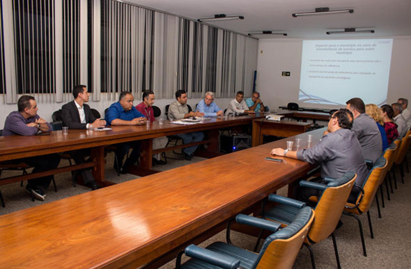 Direção do hospital, empresários e representante do Estado se reuniram na tarde de ontem em Sete Lagoas para discutir situação do hospital / Foto: Ascom Douglas Melo