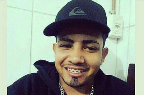 O motociclista Luiz F.C.S., 22 anos, morreu no local / Foto: Enviada por leitor / via WhatsApp 