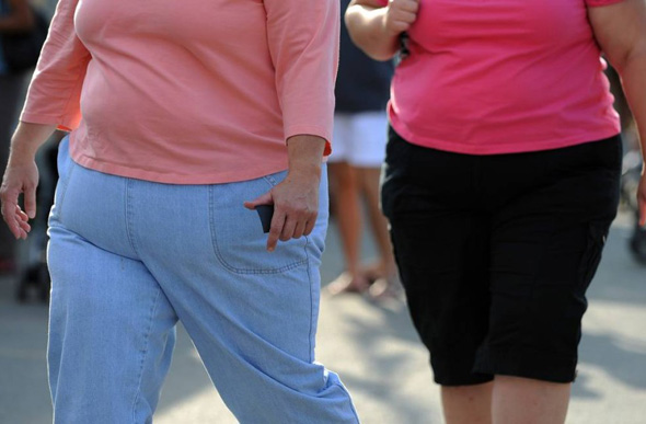 Segundo os dados, a prevalência de obesidade no país duplica a partir dos 25 anos de idade e o problema também é maior entre pessoas com pouca escolaridade / Foto: oglobo.globo.com