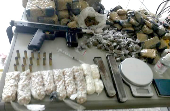 Drogas e armas encontradas em lote vago no Bela Vista / Foto: enviada via Whatsapp