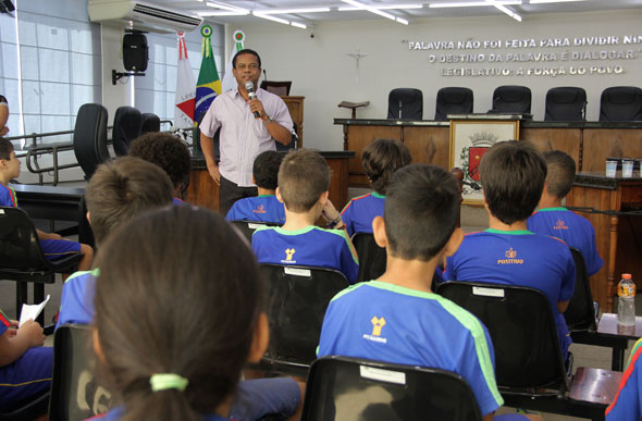 Vereador João Evangelista apresentou o plenário aos estudantes / Foto: Ascom Câmara