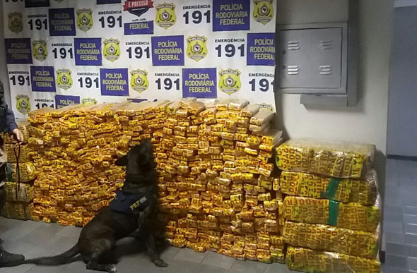 Carreta transportava centenas de tabletes de maconha / Foto: Polícia Rodoviária Federal (PRF)
