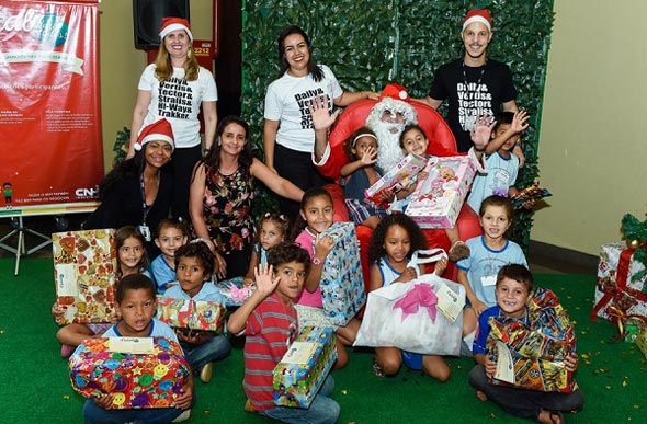 Voluntários da IVECO entregam presentes para as crianças da Creche Maria da Conceição Azeredo / Foto: MPEREZ