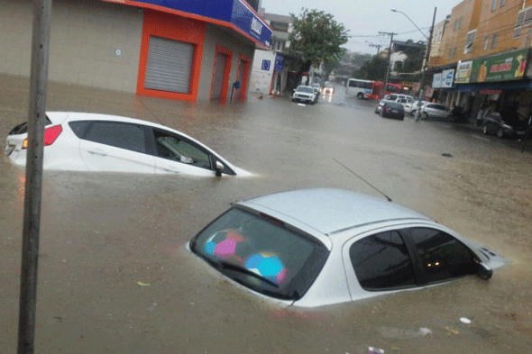 Carros ficaram submersos na rua Nossa Senhora do Carmo, em Contagem/Foto: Enviada via Whatsapp