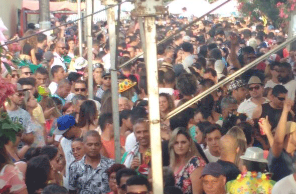 Milhares de foliões fazem a festa no "Cordão do Zé Bento" / Foto: SeteLagoas.com.br