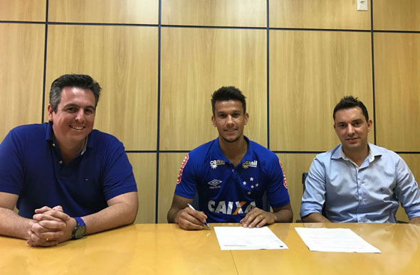 Vínculo do volante e capitão Henrique foi renovado até o fim de 2019 / Foto: Cruzeiro 