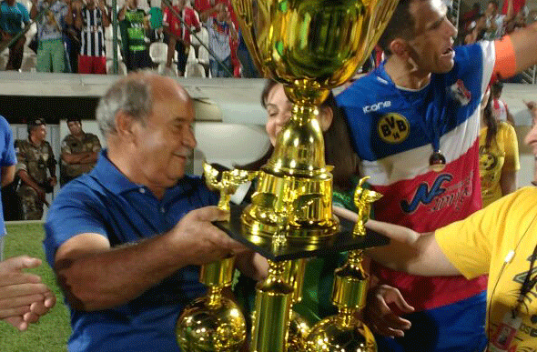 Prefeito Leone e a Deputada Raquel Muniz fizeram a entrega do troféu ao campeão/Foto: SeteLagoas.com.br