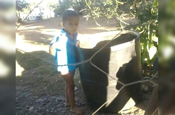 O menino Isac Junior foi encontrado pelos Bombeiros e pela polícia em um açude / Foto: enviada pelo whatsapp