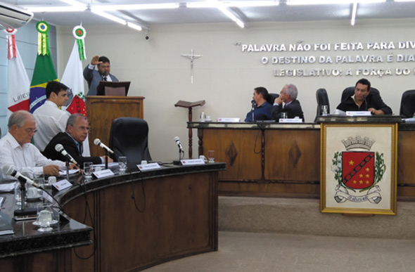 Gilberto Doceiro realiza juramento de posse/Foto: Ana Amélia Maciel/setelagoas.com.br