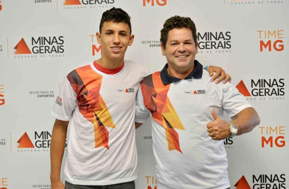 Pedro Pussieldi, com seu pai e técnico, Guilherme Pussieldi / Crédito: Carlos Alberto/Imprensa MG 