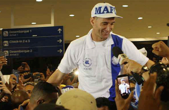 Tiago Neves chega e é recebido pela torcida do Cruzeiro/Foto :Edesio Ferreira/EM