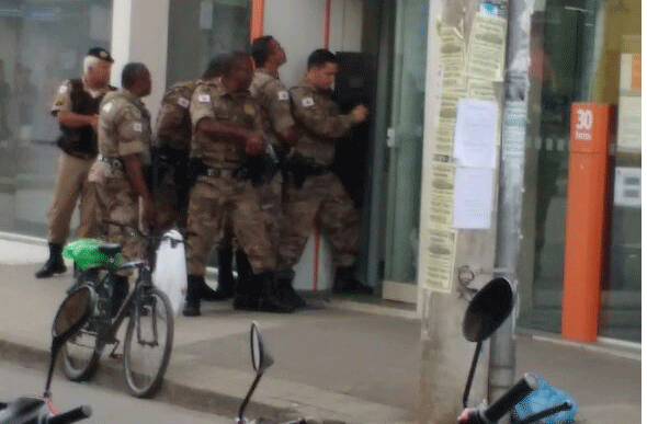 Policiais frente a agência do Itaú /Foto: enviada leitor via WhatsApp 
