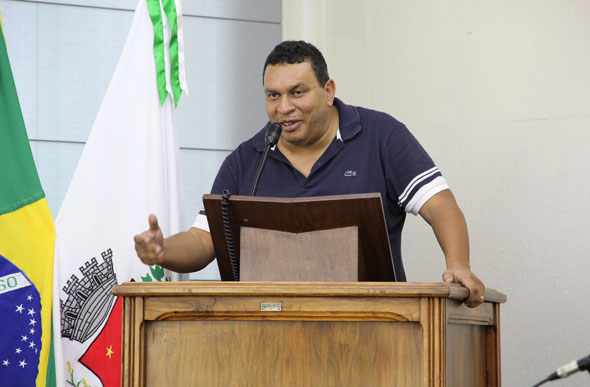 Vereador Caramelo utilizando a tribuna do povo em reunião ordinária da Câmara / Foto: Ascom Câmara