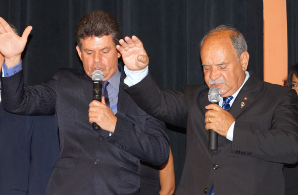 O vice-prefeito Duílio de Castro e o prefeito Leone Maciel durante o juramento de posse / Foto: SeteLagoas.com.br