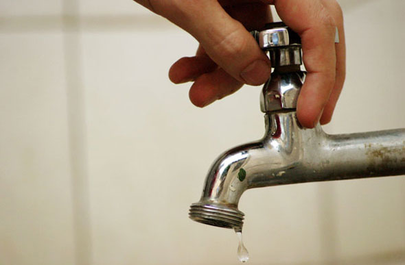 Moradores devem economizar água durante o dia para não ficar sem / Foto: Reprodução/Filbras