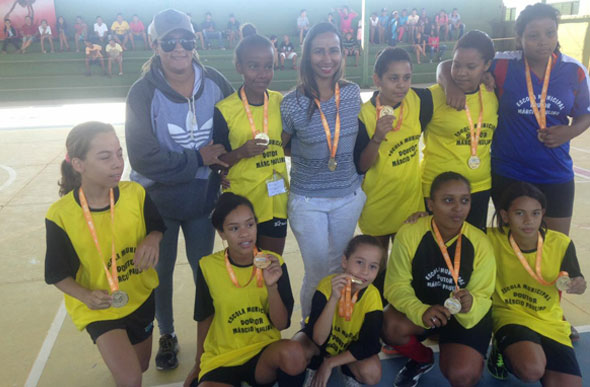 O time de futsal feminino da Escola Estadual Márcio Paulinho faturou a medalha de ouro na etapa do Jemg em Pompeu e agora está em Arcos para a disputa regional / Foto: Divulgação 