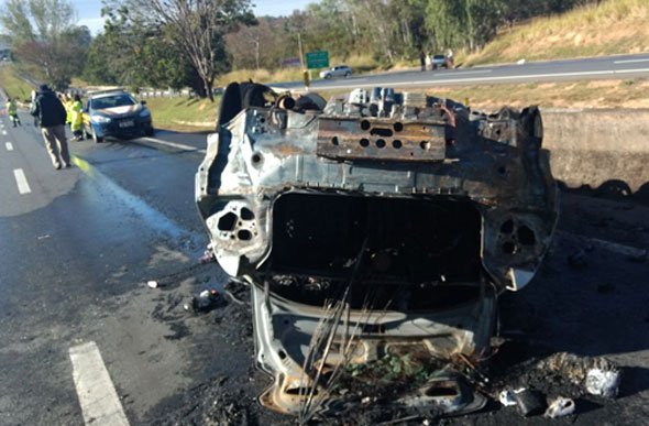 Segundo informações da PRF, veículo capotou e, em seguida, pegou fogo / Foto: Divulgação/PRF