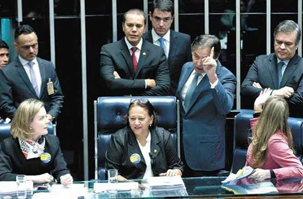 Presidente da Casa, Eunício Oliveira tenta convencer as senadoras Gleisi Hoffman, Fátima Bezerra e Vanessa Grazziotin a liberar a Mesa / Foto: Lula Marques/Agência PT