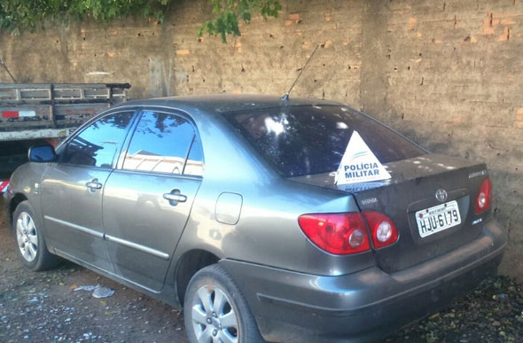 Os criminosos estavam em um veículo Toyota/Corolla que foi furtado em BH / Foto: PMMG 