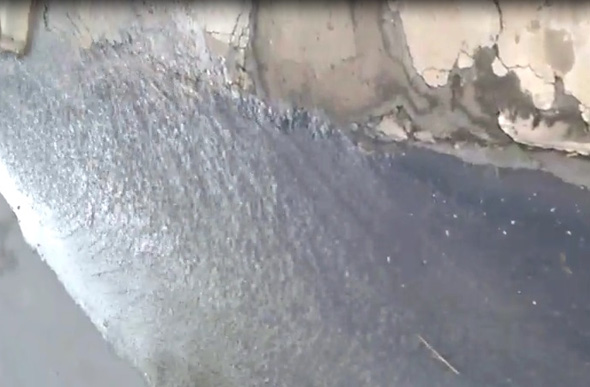 A água desce até o bueiro na Norte Sul / Imagem: reprodução vídeo de moradora do local