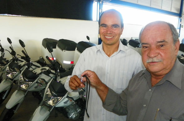 Leone Maciel entregou 15 motocicletas para o SAAE / Foto: Divulgação/SAAE