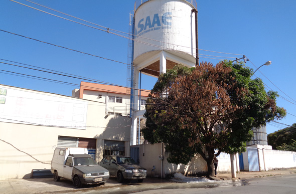 Moradores reclamam de desperdício constante de água na região / Foto: Tatiane Guimarães
