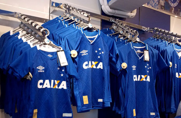 Os uniformes já estão à venda nas lojas do Clube / Foto: Lucas Leite