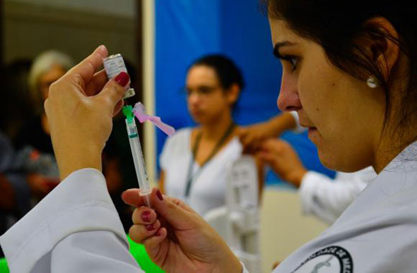 O novo rol, que inclui inclusão de medicamentos contra vários tipos de câncer, entrará em vigor em janeiro de 2018 / Foto: Rovena Rosa/Agência Brasil