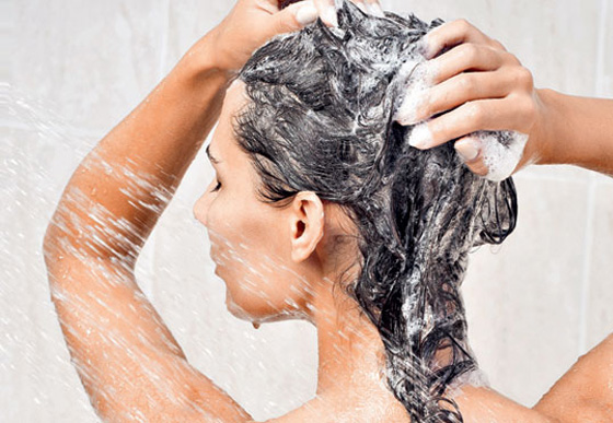 Um shampoo com pH ideal para utilizar ao lavar os cabelos seria entre 4,5 e 6, levemente ácido / Foto: cabelosderainha.com.br