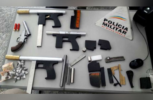 Armas foram encontradas depois de uma denúncia recebida pela PM / Foto: Polícia Militar