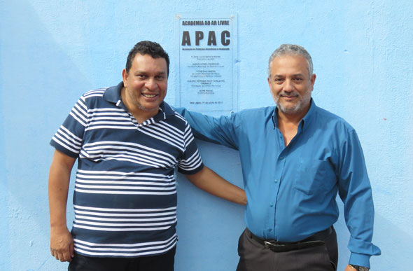 Vereador Cláudio Caramelo e o presidente da APAC Sete Lagoas Flávio Lúcio Batista Rocha / Foto: Ascom Caramelo