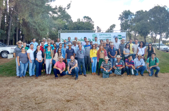 Participantes do evento durante visita às vitrines de tecnologia, das cidades de Arinos, Unaí, Itabira e Curvelo / Foto: Ascom Senar