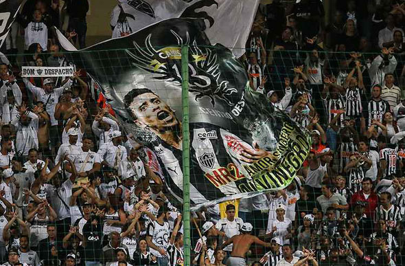 Marcos Rocha foi homenageado pela torcida com a sua imagem estampada em uma bandeira / Foto: Super Esportes 