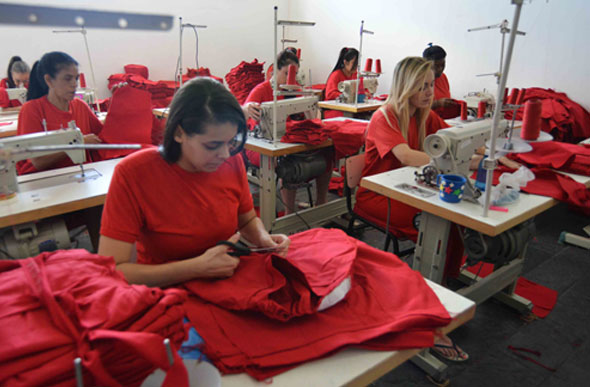 Sistema Prisional do estado tem mais de 17 mil detentos trabalhando em 109 tipos de atividades, produzindo desde roupas até eletroeletrônicos / Foto: Carlos Alberto/Imprensa MG