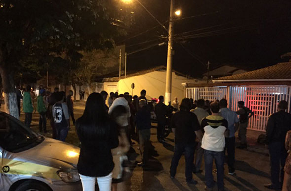 Três indivíduos entraram no estabelecimento comercial na praça do bairro Carmo e anunciaram o assalto / Foto: Enviada por leitor via WhatsApp