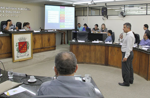 Cléber Amorim, diretor geral da Irmandade, apresentou os dados referentes à situação financeira do HNSG / Foto: Ascom Câmara