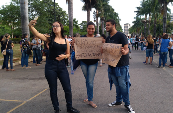 Os alunos produziram cartazes e se muniram de apitos para a manifestação./Foto: Ana Amélia Maciel-SeteLagoas.com.br