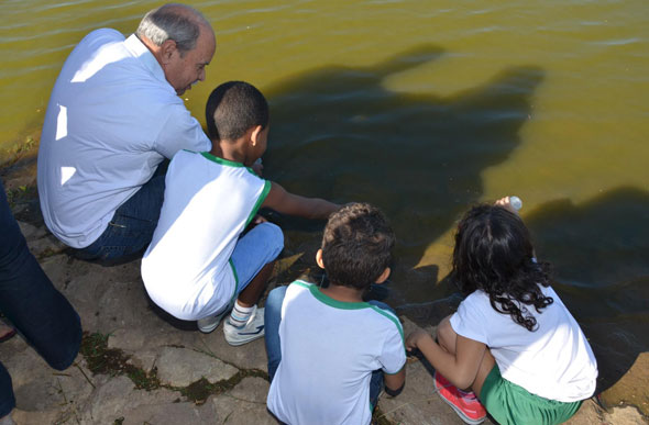 Leone e crianças soltaram peixinhos na Lagoa Paulino / Foto: Ascom PMSL