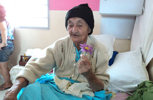 Os idosos foram homenageados com rosas da floricultura Iara Flores / Foto: Divulgação